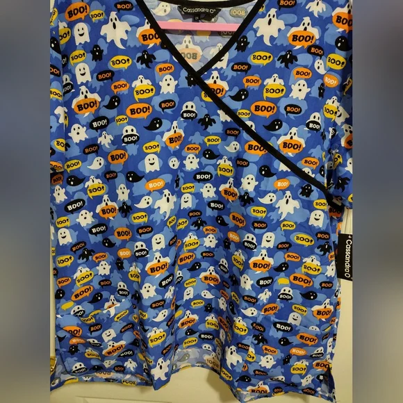Cassandra O Halloween ๐ ๐ป Double front pocket scrub top Women's Size 2X NWT - Picture 3 of 5